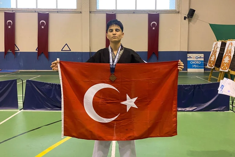 5-dunya-alpagut-sampiyonasi-nda-izmirli-ogrenciden-cifte-ucunculugu-1765548074-899_large