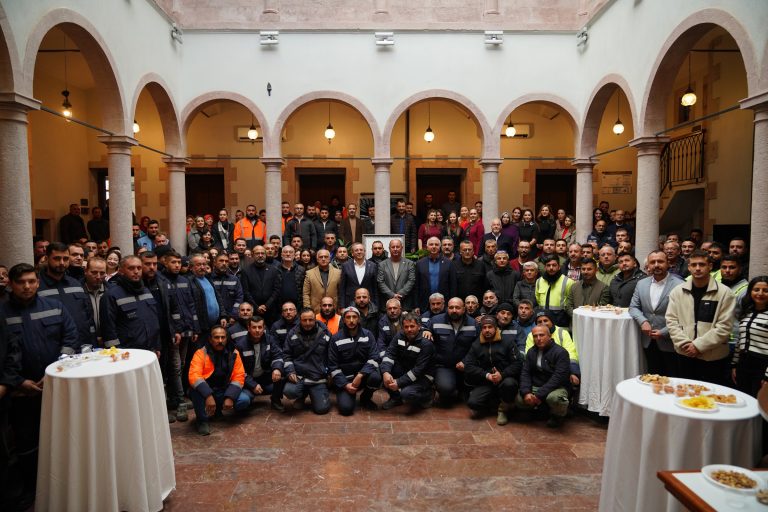 Ayvalık Belediye Başkanı Mesut Ergin yılın son gününde belediye çalışanlarıyla bir araya geldi. (3)