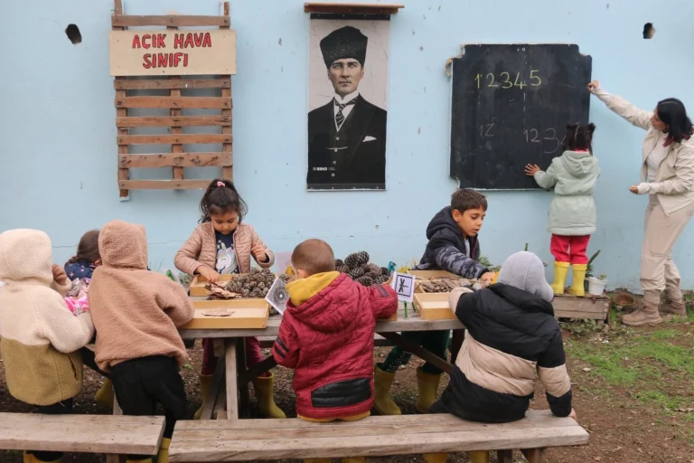 adana-da-okulun-atil-bahcesinde-acik-hava-ders-1765976483-827_large