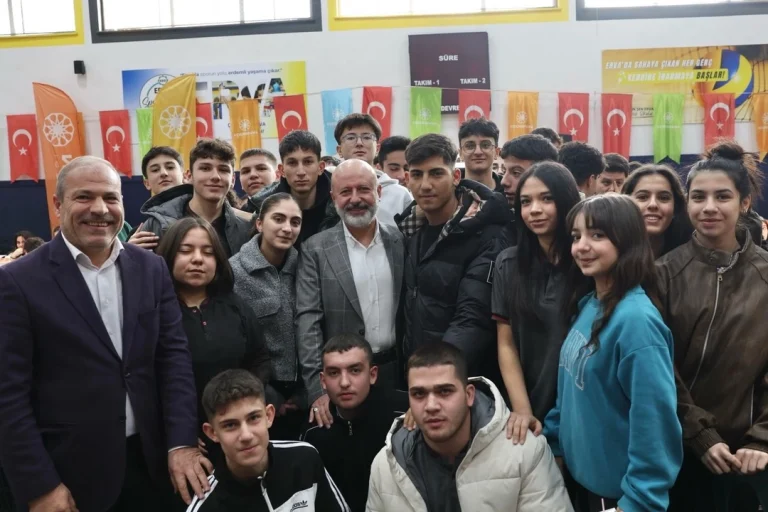 ahmet-colakbayrakdar-dan-genclerle-coskulu-bulusma-1766205699-484_large