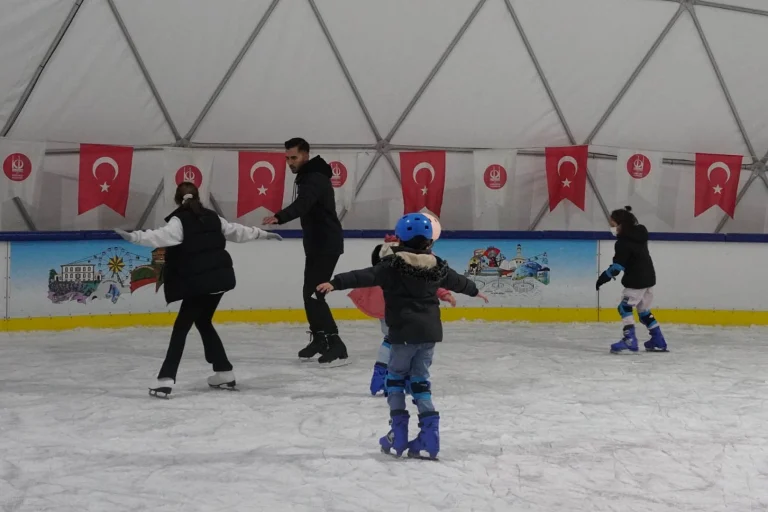 ankara-kecioren-de-ucretsiz-buz-pateni-pistine-yogun-ilgi-1766387852-947_large