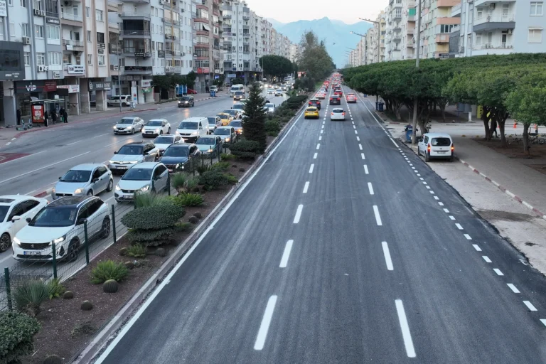 antalya-da-asfalt-calismasinin-ilk-etabi-tamamlandi-1765796833-235_large