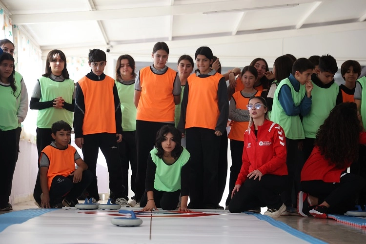 antalya-da-kiz-cocuklari-floor-curling-ile-tanisti-1765603241-552_large