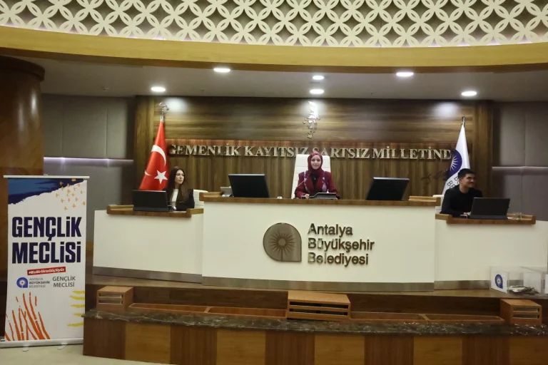 antalya-genclik-meclisi-nde-yeni-donem-basladi-1766060514-35_large