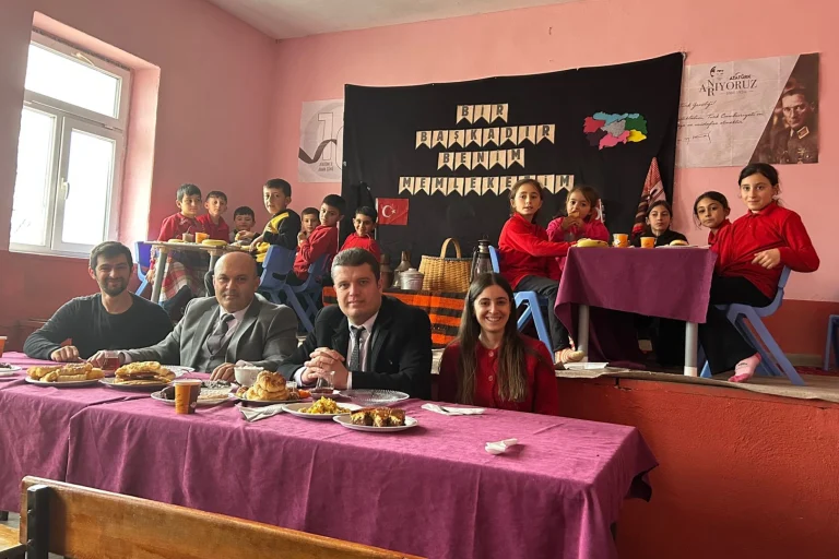 ardanuc-un-tek-koy-ilkokulunda-yerli-cosku-1765547504-919_large
