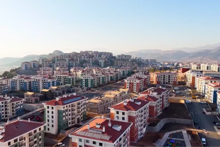 asrin-insasinda-turkiye-nin-basarisi-yarin-hatay-da-455-bin-konut-tamamlandi-son-teslimler-yarin-1766739469-10_large