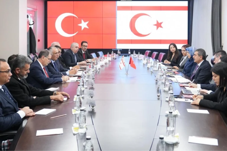 bakan-tekin-kktc-li-mevkidasini-agirladi-1766586416-920_large