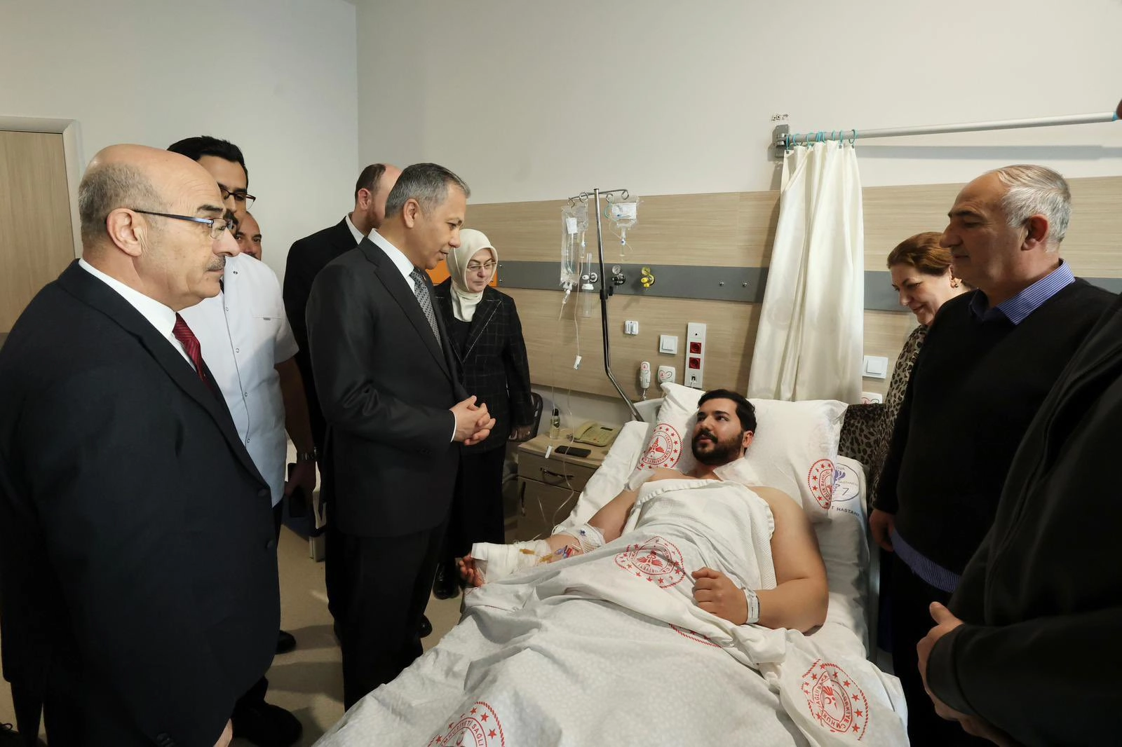 bakan-yerlikaya-dan-yalova-daki-yarali-polislere-ziyaret-1767096781-361_large