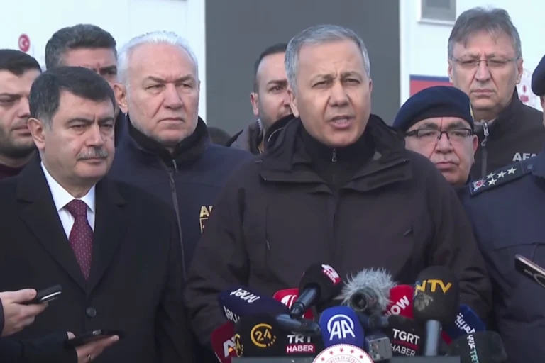 bakan-yerlikaya-olay-yerinden-acikladi-ses-kayit-cihazi-ve-kara-kutu-cikarildi-1766569027-999_large