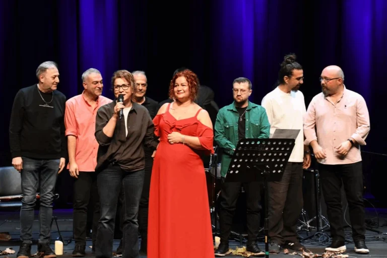 balikesir-de-sezen-aksu-sarkilariyla-unutulmaz-gece-1765792300-785_large