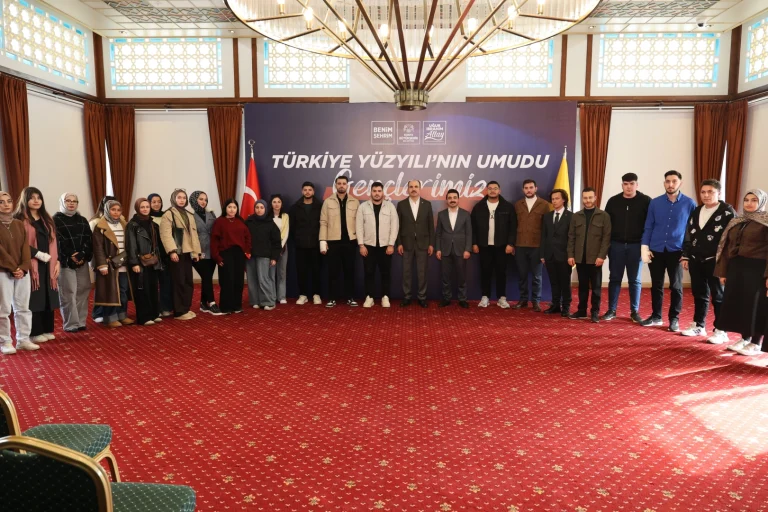 baskan-altay-konya-nin-ilcelerinden-gelen-genclerle-bulustu-1765712605-261_large