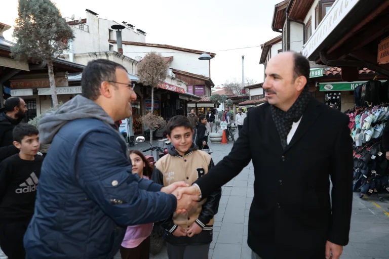 baskan-altay-konya-ya-gelen-misafirler-ve-esnafla-bulustu-1765702620-353_large