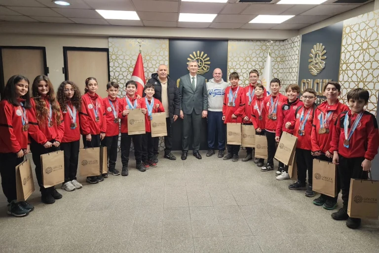 baskan-sezer-golcuk-belediyesporlu-yuzuculeri-agirladi-1767083408-397_large