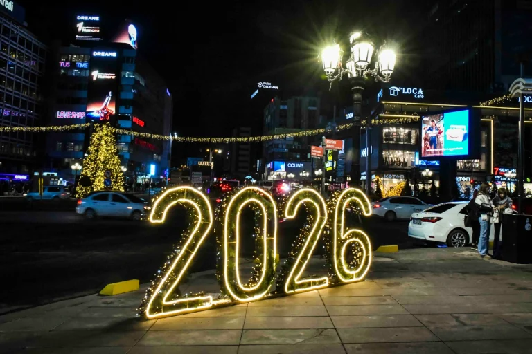 baskentte-yilbasi-coskusu-kizilay-meydani-nda-1766315992-23_large