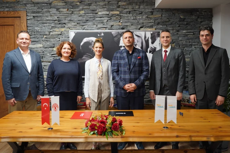 bornova-belediyesi-ve-inci-vakfi-ndan-dunyaya-acilacak-isbirligi-protokolu-1765620420-5_large