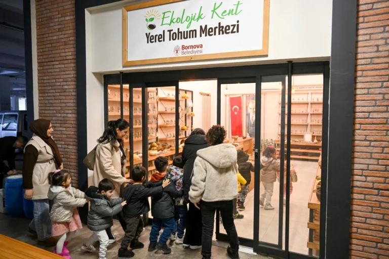 bornova-da-minik-eller-topraga-dokunus-1766384526-442_large