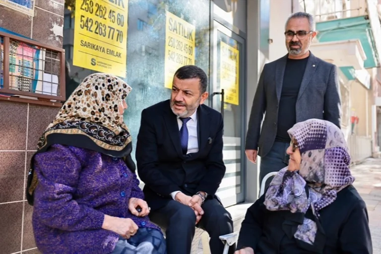 bulent-nuri-cavusoglu-ndan-istiklal-caddesi-ne-ziyaret-1766206723-502_large