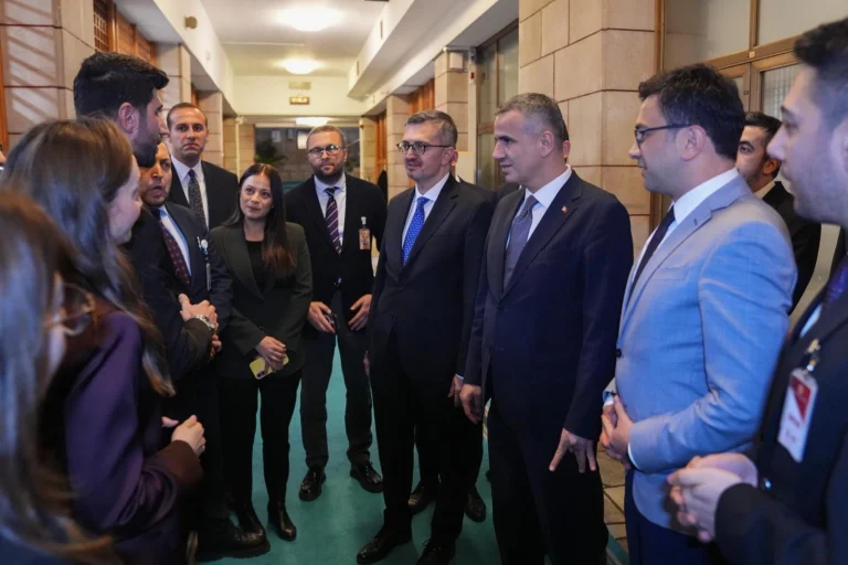 burhanettin-duran-dan-tbmm-de-parlamento-muhabirlerine-ziyaret-1766034704-222_large