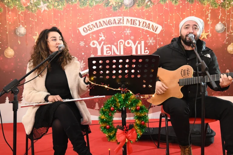 bursa-da-osmangazi-meydani-nda-muzigin-buyusu-1766404738-788_large