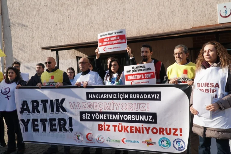 bursa-da-saglik-emekcileri-haklari-icin-sokakta-1765890230-632_large