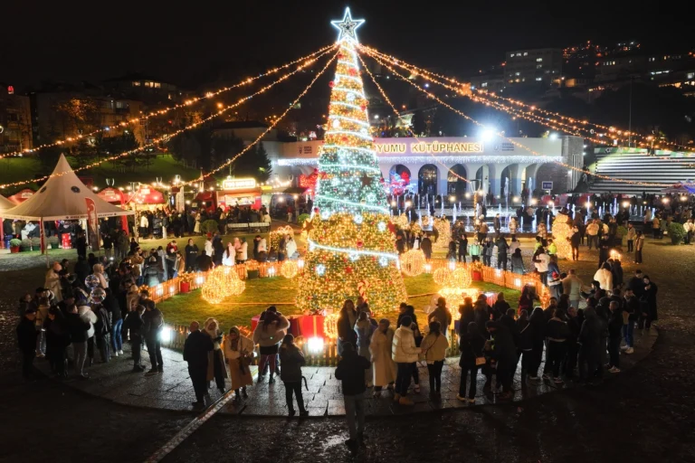 bursa-da-yeni-yil-coskusu-yasatan-renkli-etkinliklere-devam-1766914955-697_large