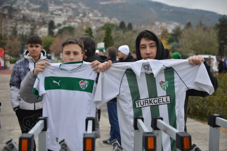 bursa-da-yeni-yil-medyani-nda-bursaspor-coskusu-1766758941-307_large