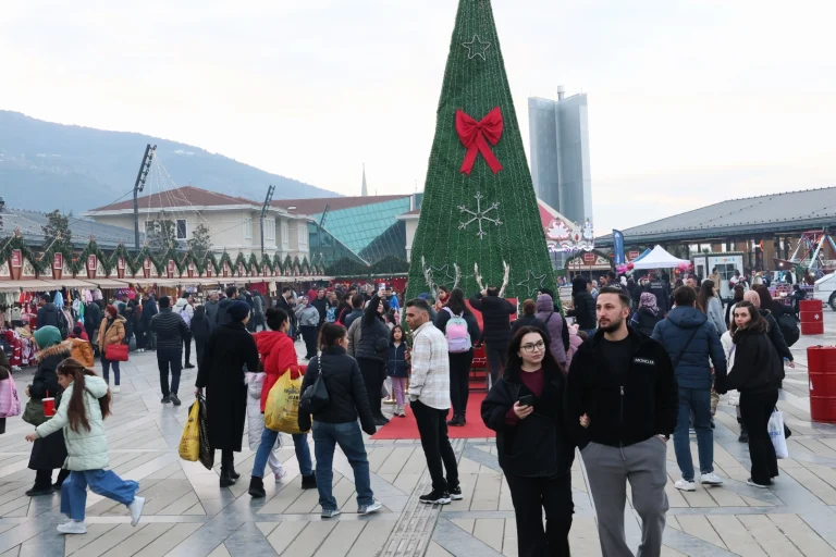 bursa-osmangazi-meydani-nda-yeni-yil-festivali-coskusu-1765869978-740_large