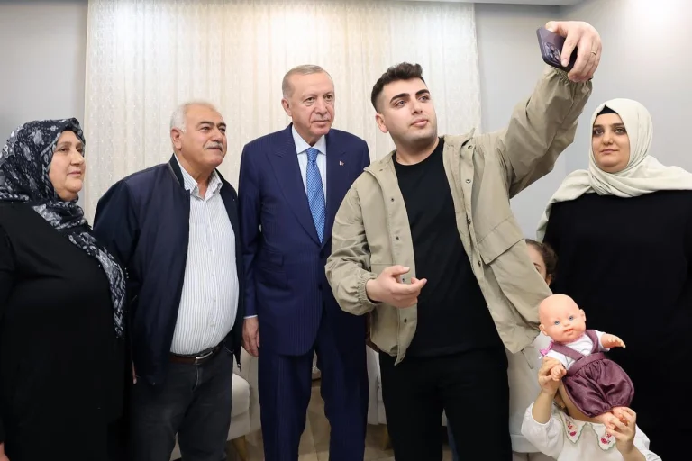 cumhurbaskani-erdogan-dan-depremzede-karakus-ailesine-ziyaret-1766894223-177_large