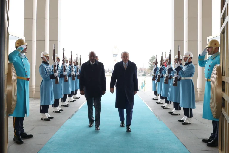 cumhurbaskani-erdogan-sudan-liderini-agirladi-1766679218-762_large