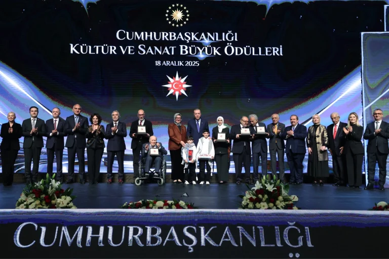 cumhurbaskanligi-buyuk-odulleri-sahiplerini-buldu-erdogan-dan-kultur-ve-sanat-vurgusu-1766122690-621_large