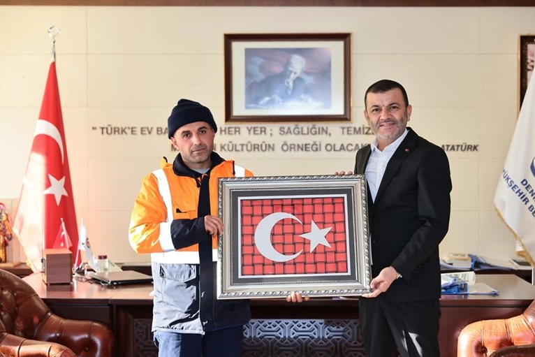 denizli-de-buyuksehir-personelinden-alkislanacak-bayrak-hassasiyeti-1767014558-670_large