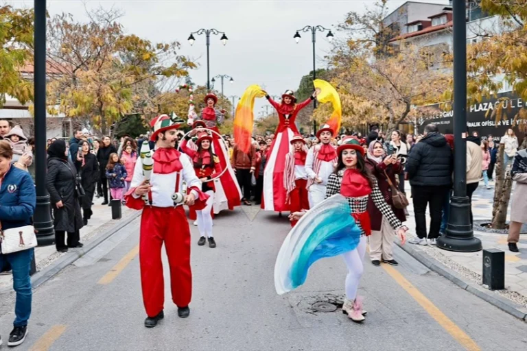 denizli-de-yilbasi-festivali-coskuyla-basladi-1766314379-411_large