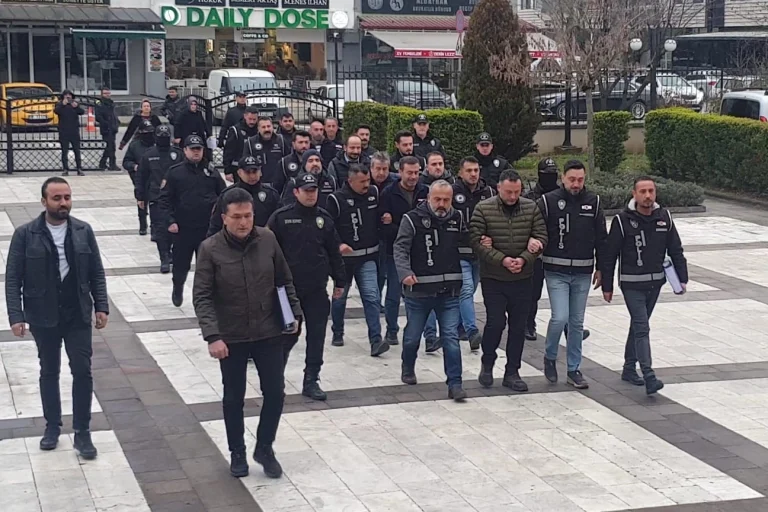 duzce-de-dev-silah-kacakciligi-operasyonu-6-gozalti-1766759538-690_large