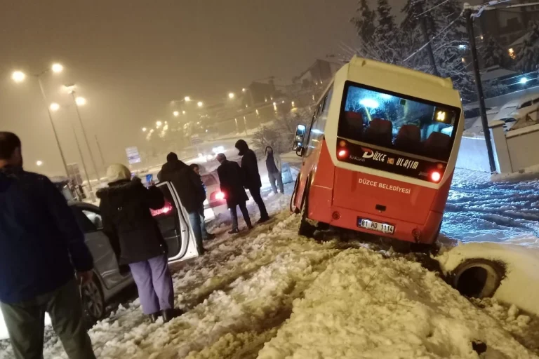 duzce-de-halk-otobusu-sarampole-devrildi-1766891808-518_large