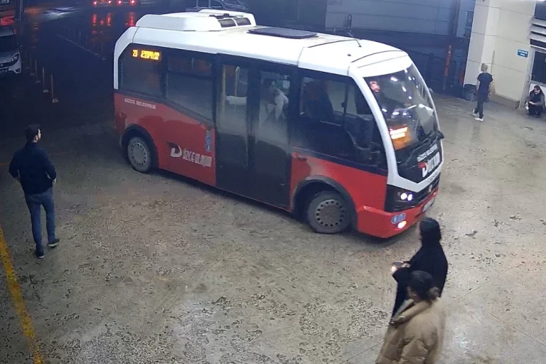 duzce-de-halk-otobusu-soforlerinden-ornek-davranis-1766506089-372_large