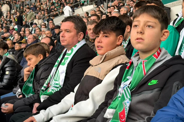 erkan-aydin-bursaspor-coskusunu-cocuklarla-yasadi-1765621703-203_large