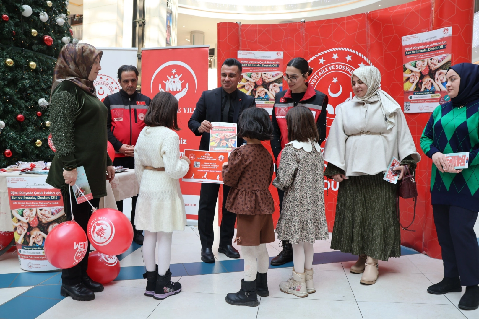 erzurum-da-dijital-dunyada-cocuk-haklari-icin-imza-kampanyasi-1766573040-884_large
