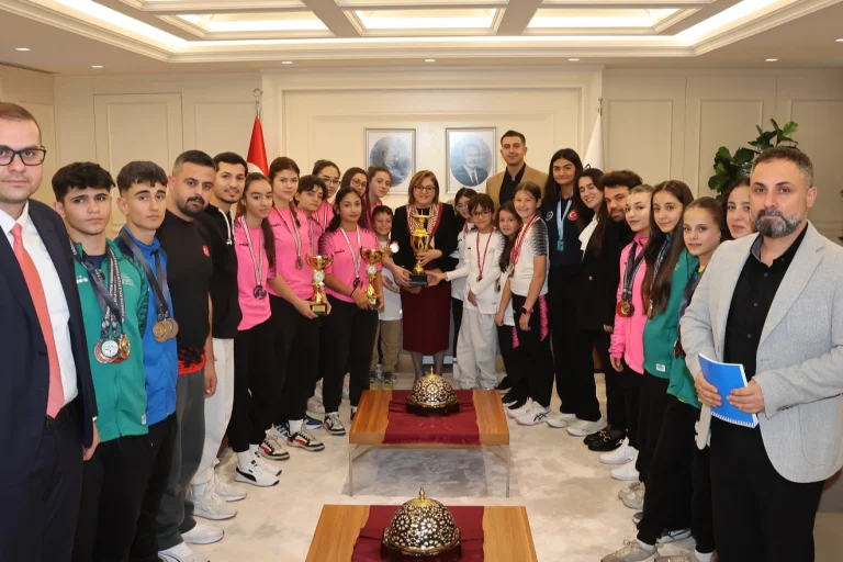 gaziantep-in-sampiyon-sporculari-baskan-sahin-i-ziyaret-etti-1765813737-267_large