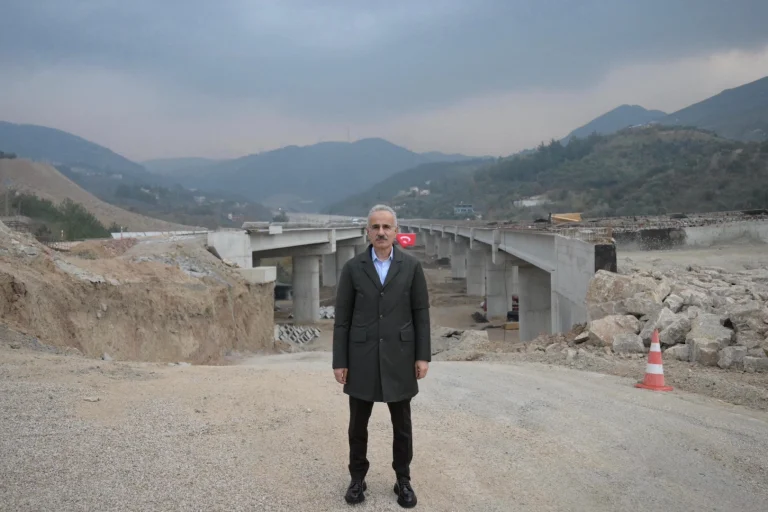 hatay-a-alternatif-ulasim-icin-dev-tunel-projesi-basladi-amanos-daglari-nin-altina-dev-tunel-1766894610-77_large