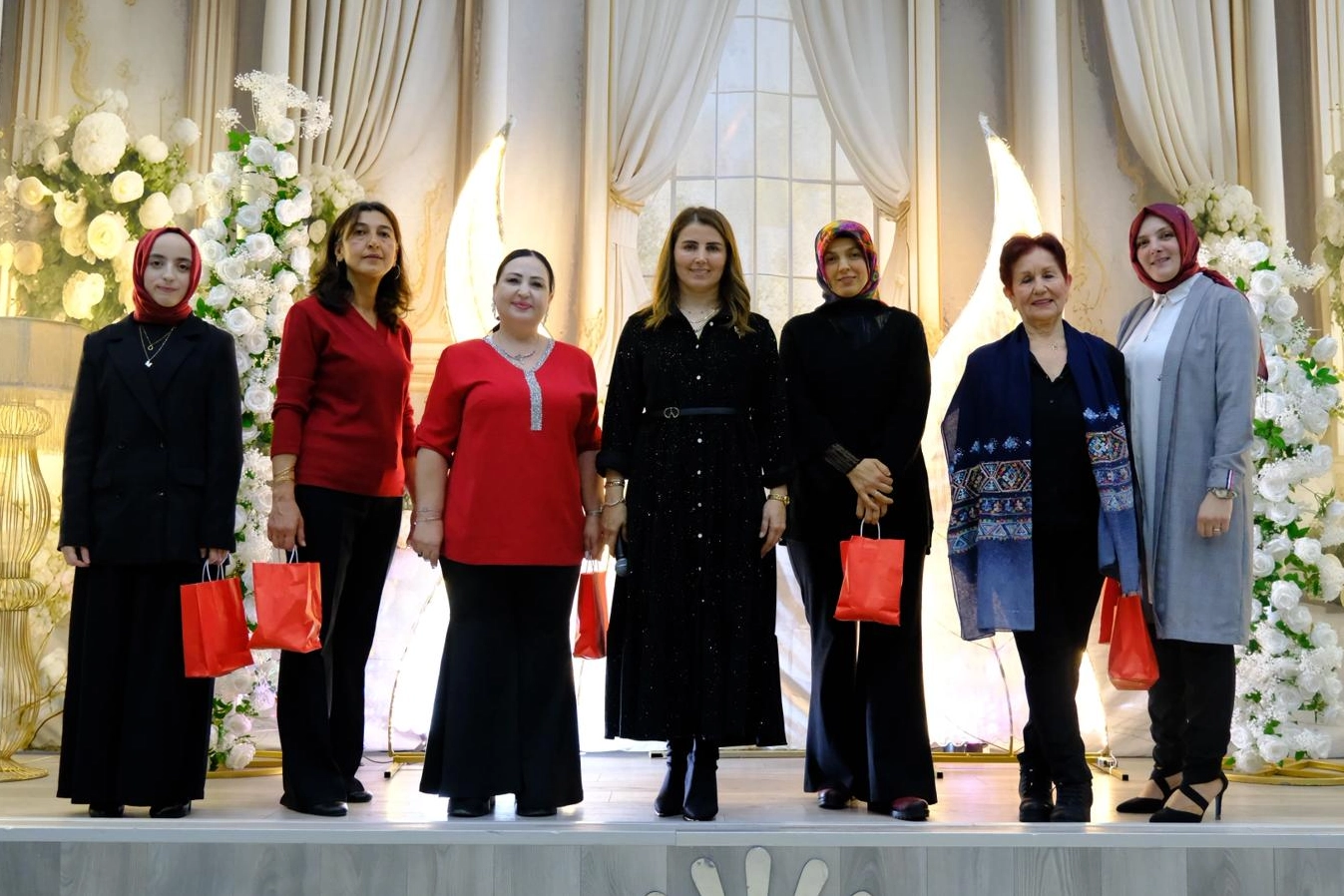 ilham-veren-kadinlar-golcuk-te-moral-depoladi-1767085626-163_large