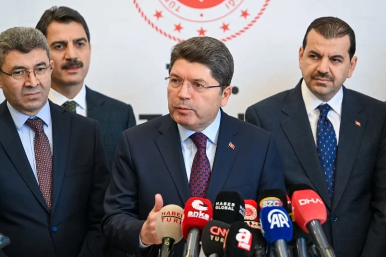 imrali-ya-villa-yapiliyor-iddiasina-bakan-tunc-tan-net-yalanlama-1766226010-217_large