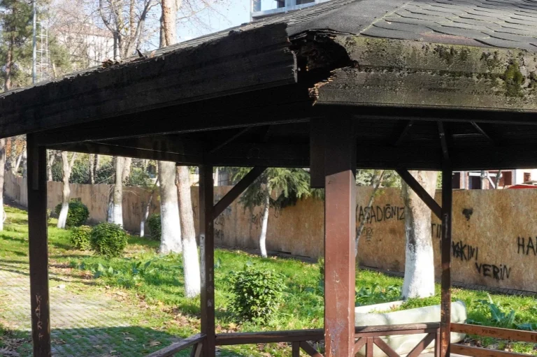 istanbul-beylikduzu-nde-parklara-saldirilar-artti-1767013539-422_large