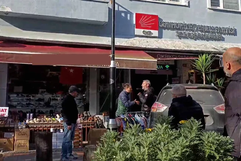 istanbul-sile-de-chp-onunde-kizima-kufur-ettiler-diye-bagiran-kisi-gozaltina-alindi-1766155888-505_large