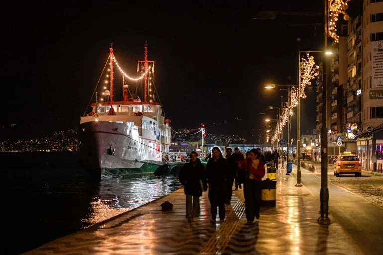 izmir-2026-ya-isil-isil-giriyor-1766299679-871_large