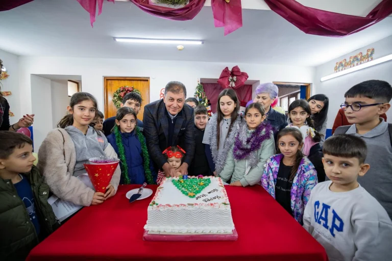 izmir-basmane-de-cocuklara-yeni-yil-coskusu-1767079634-191_large