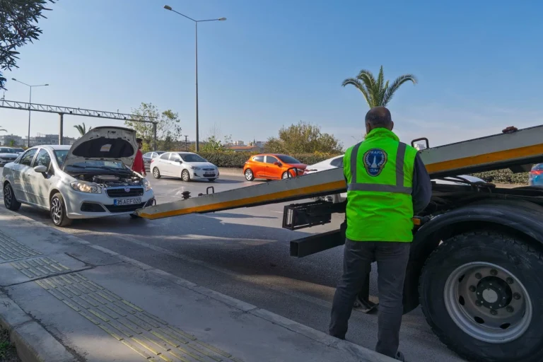 izmir-buyuksehir-den-trafige-aninda-mudahale-1766991169-196_large