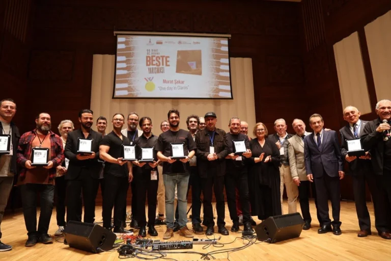 izmir-de-bilgisayarla-beste-yarismasi-finali-yapildi-1765960337-298_large