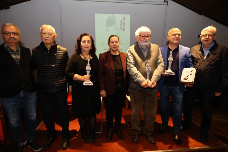 izmir-mizah-festivali-yogun-ilgiyle-devam-ediyor-1766395848-874_large