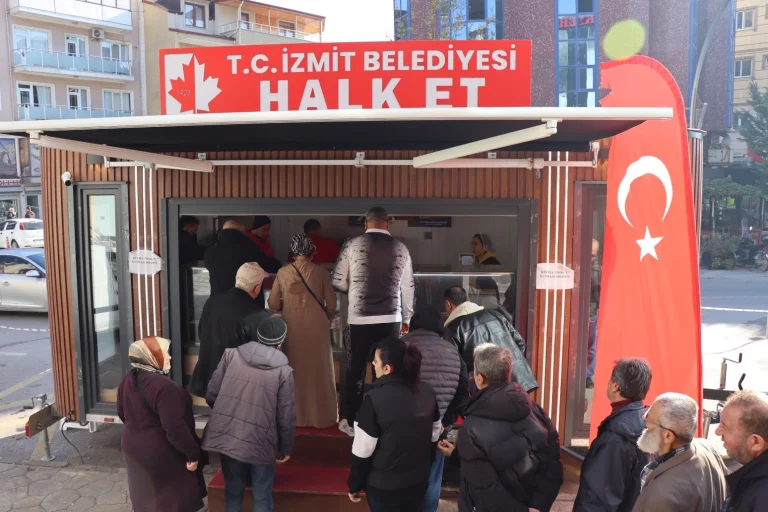 izmit-te-halk-et-te-yeni-durak-kurucesme-oldu-1766060288-51_large
