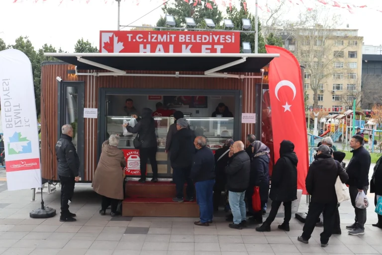 izmit-te-halk-et-yogun-ilgi-gordu-1765546759-576_large